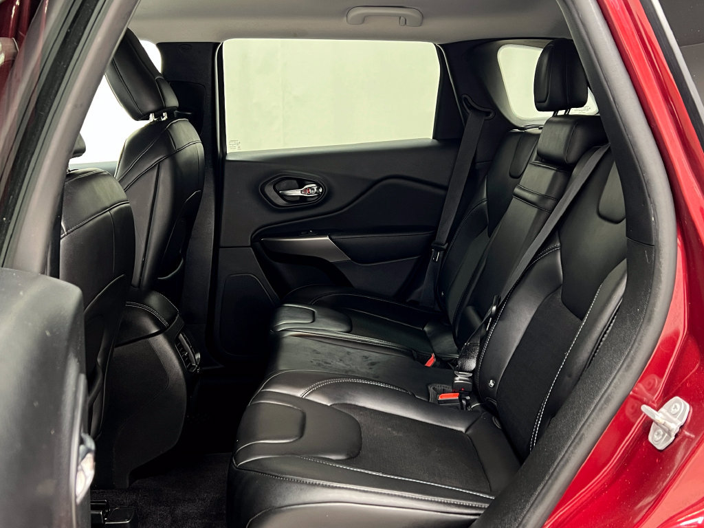 Used 2019 Jeep Cherokee Latitude Plus w/ Comfort/Convenience Group FWD image 30