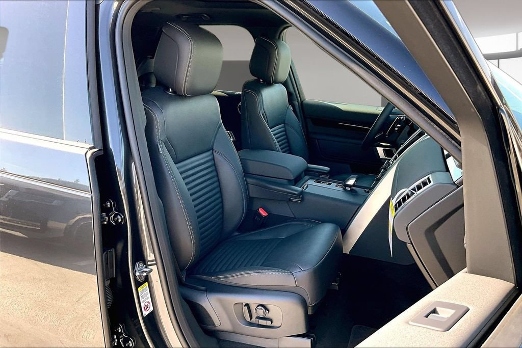 New 2026 Land Rover Discovery S AWD/4WD image 12