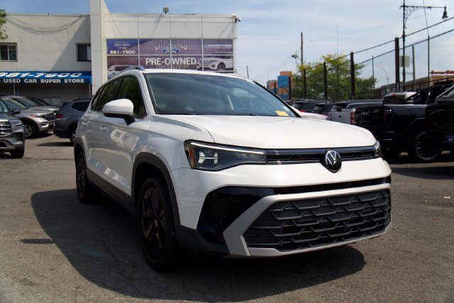 Used 2025 Volkswagen Taos SE w/ Panoramic Sunroof Package