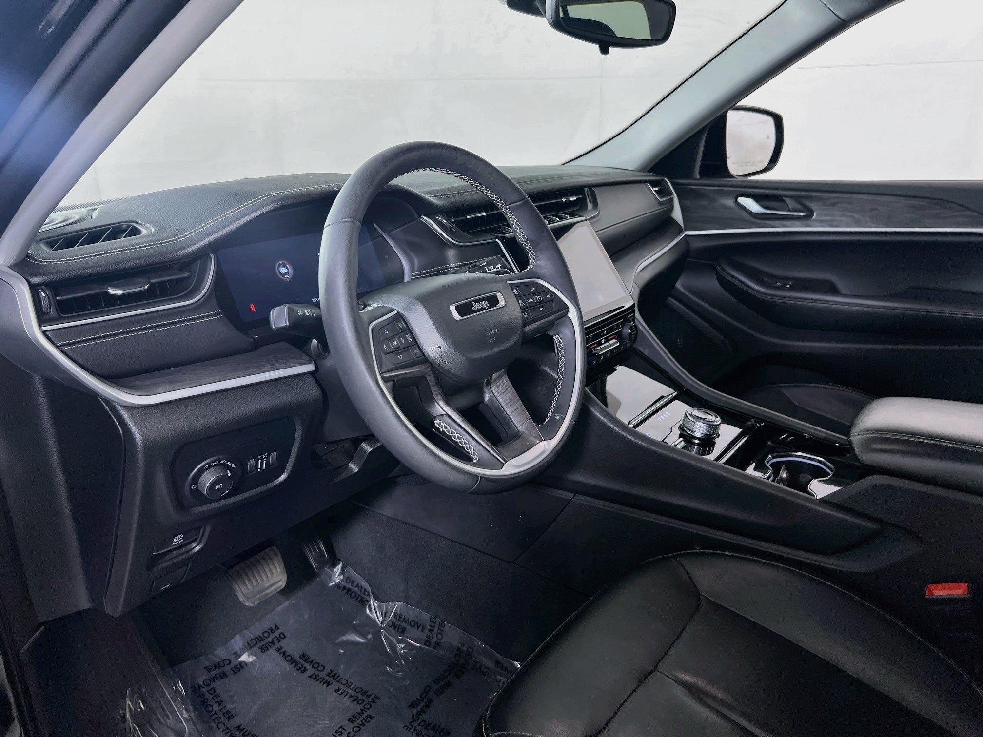 Used 2023 Jeep Grand Cherokee Limited AWD/4WD image 9