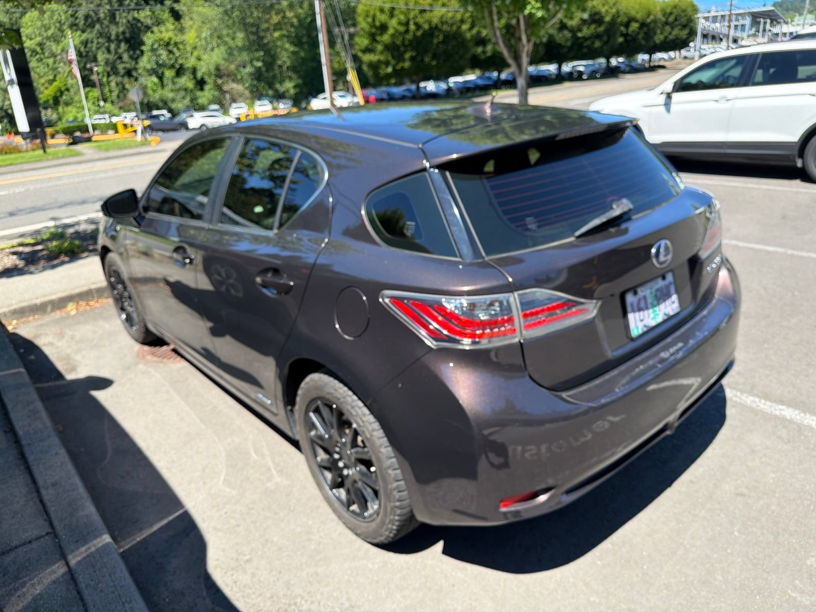 Used 2011 Lexus CT 200h Premium w/ Leather Pkg FWD image 10
