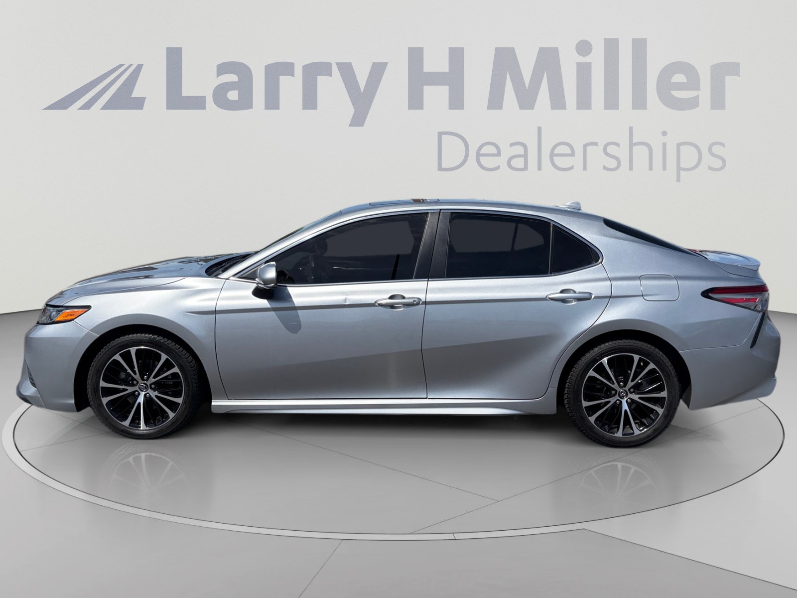 Used 2019 Toyota Camry SE w/ Audio Package FWD image 2