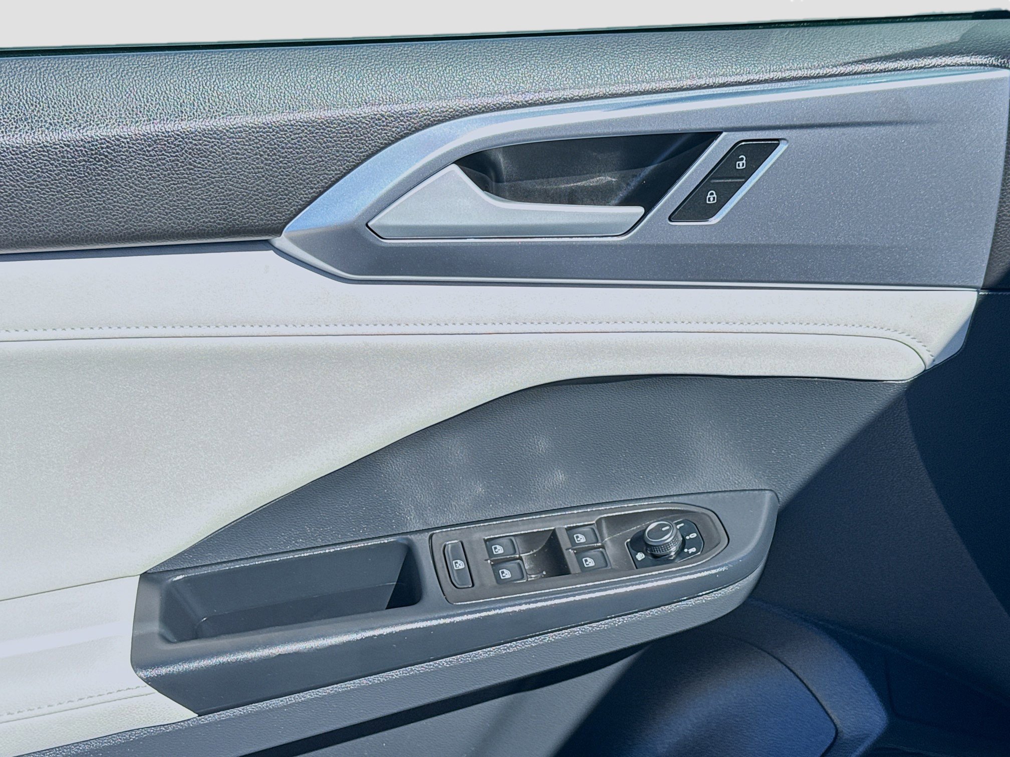 Used 2025 Volkswagen Taos SE image 18