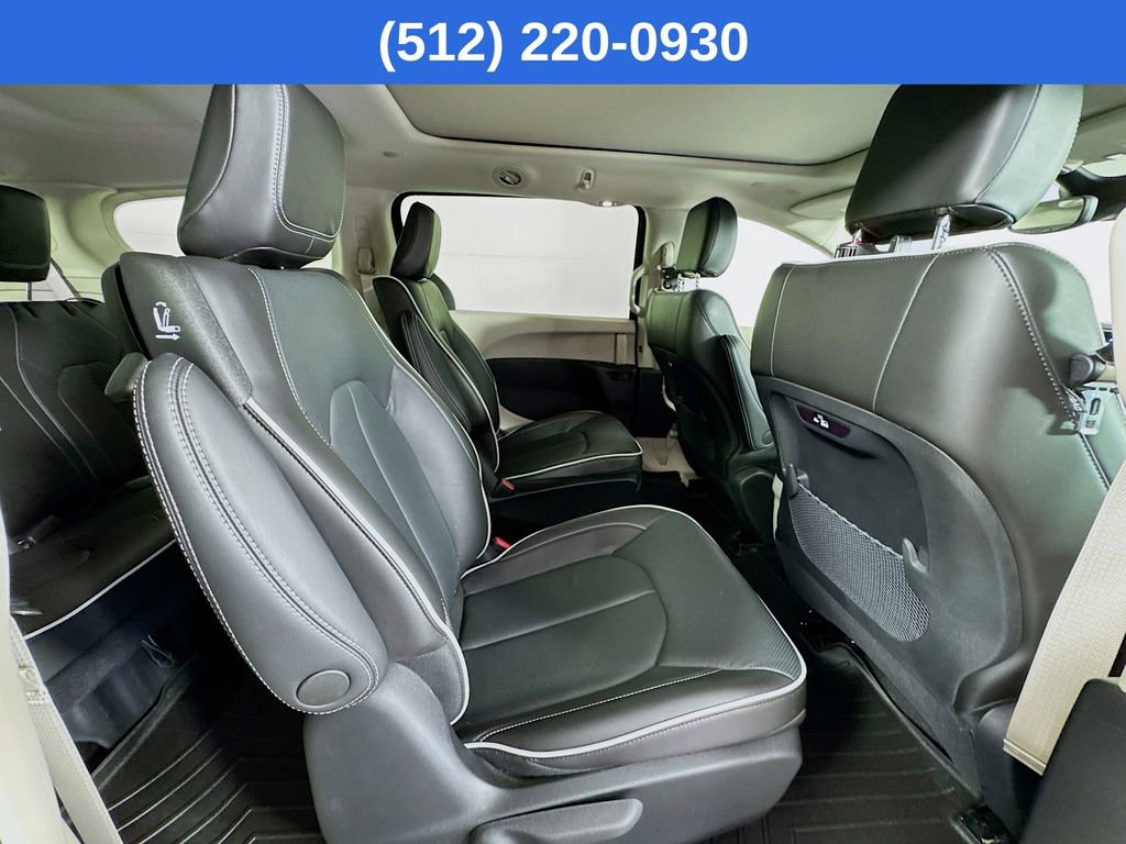 Used 2023 Chrysler Pacifica Limited image 36