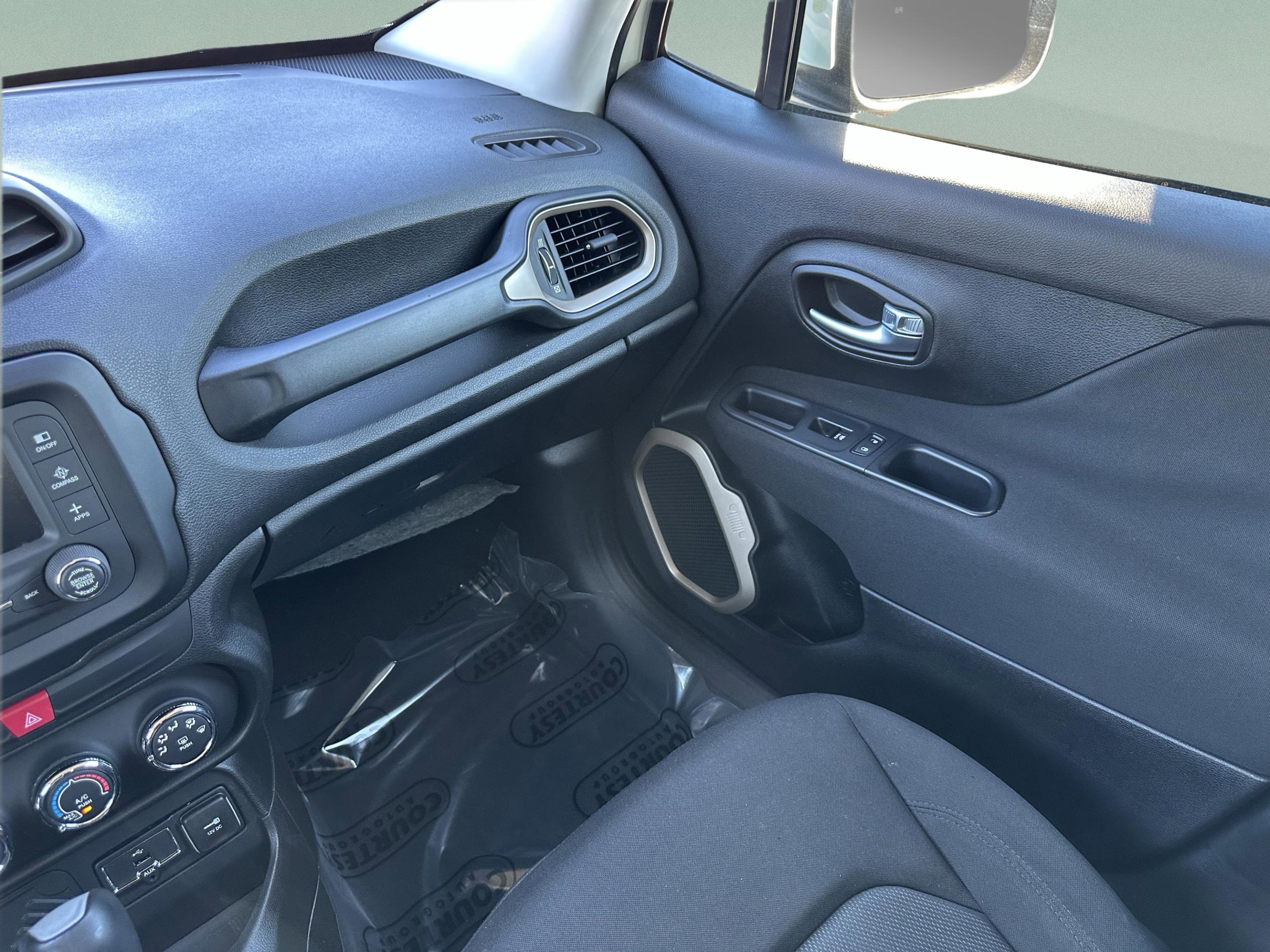 Used 2017 Jeep Renegade Latitude image 13