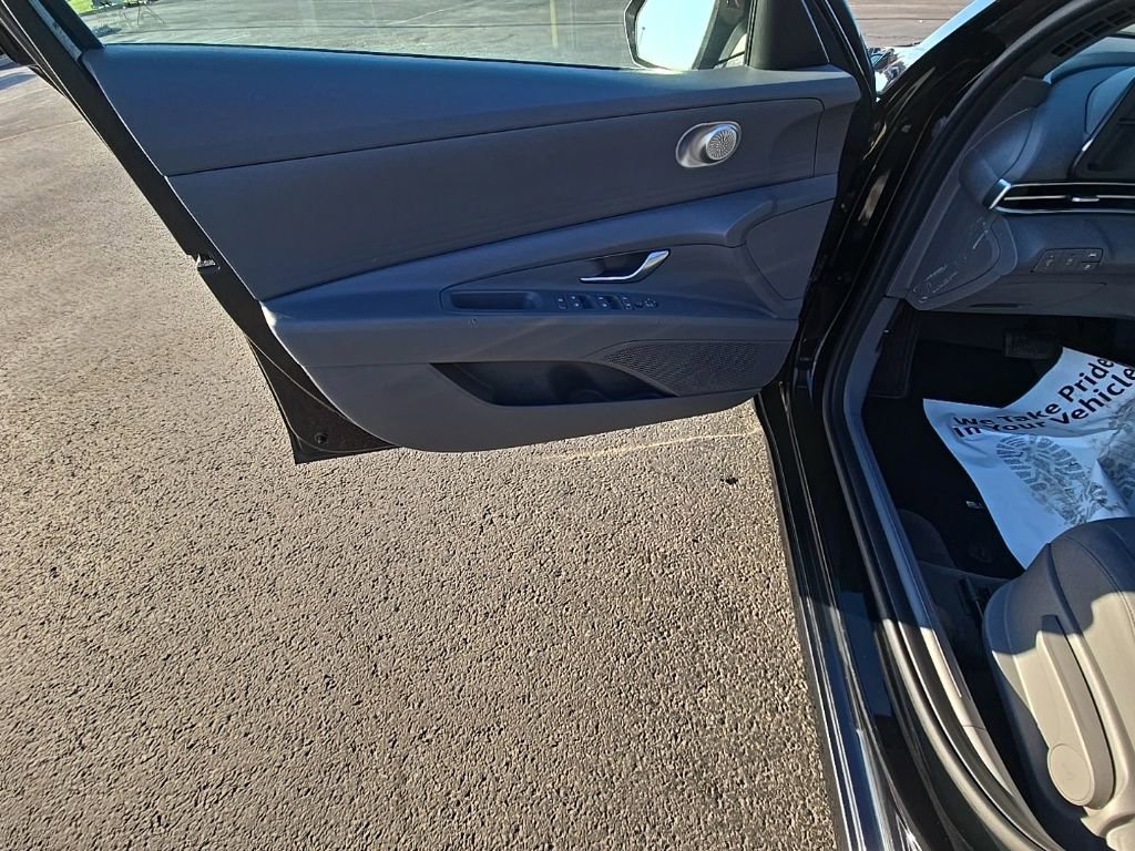 Used 2022 Hyundai Elantra SE image 11