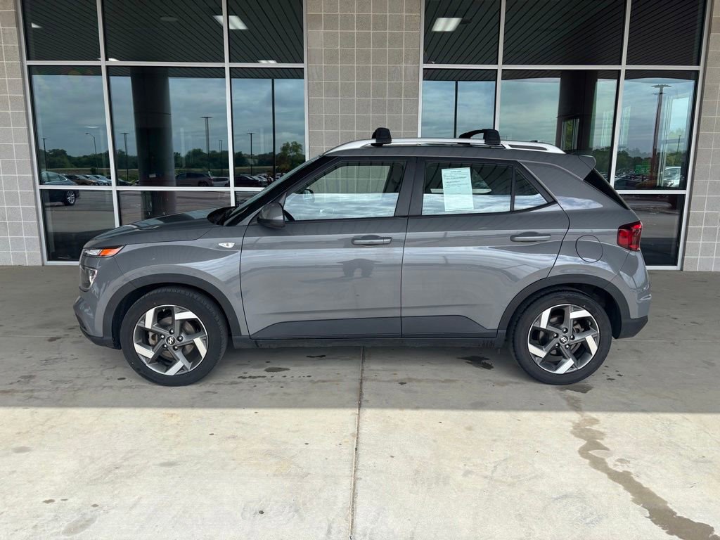 Used 2022 Hyundai Venue SEL FWD image 2