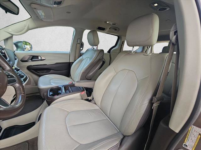 Used 2017 Chrysler Pacifica Touring-L FWD image 10