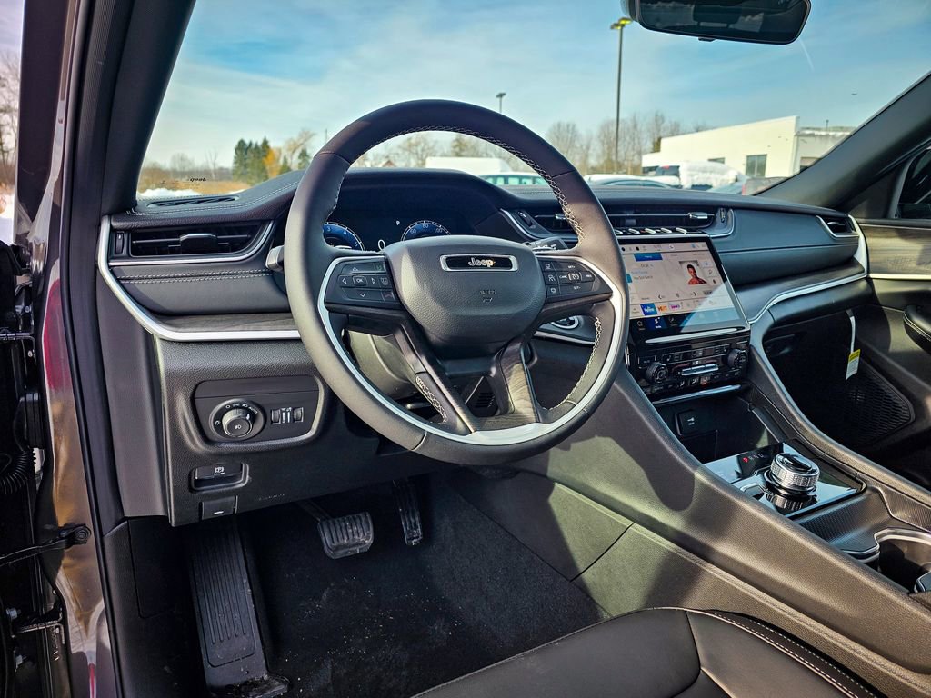 New 2025 Jeep Grand Cherokee L Limited w/ Black Appearance Package image 14