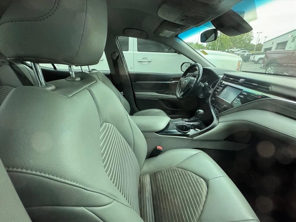 Used 2018 Toyota Camry SE FWD image 3
