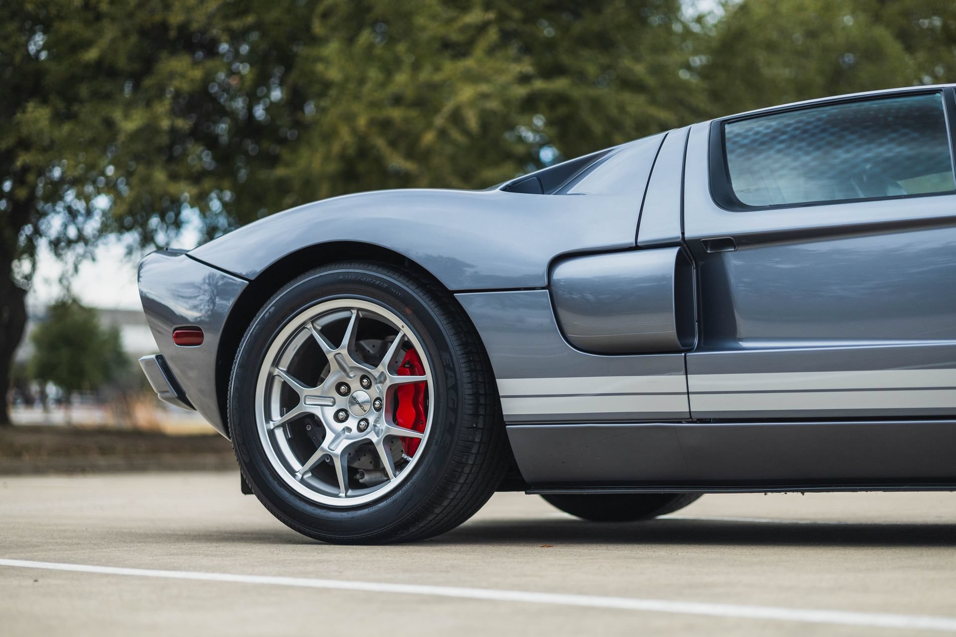Used 2006 Ford GT RWD image 25