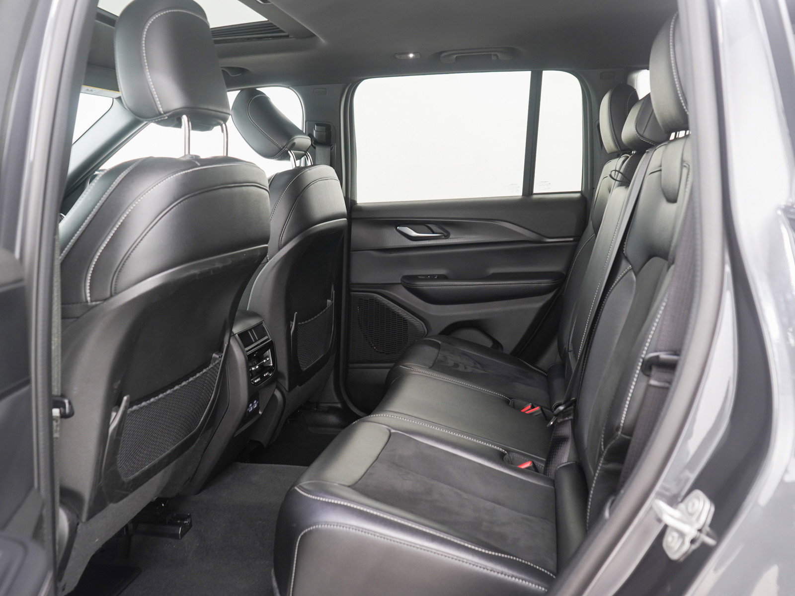 Used 2024 Jeep Grand Cherokee Altitude image 20