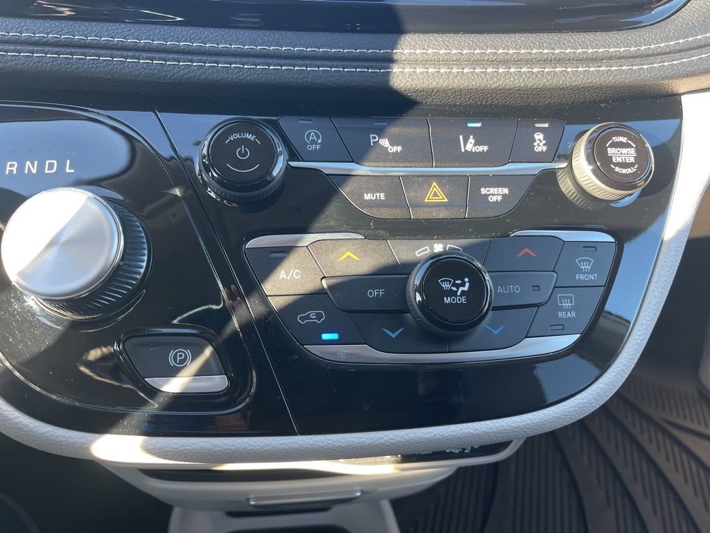 Used 2023 Chrysler Pacifica Touring-L image 27