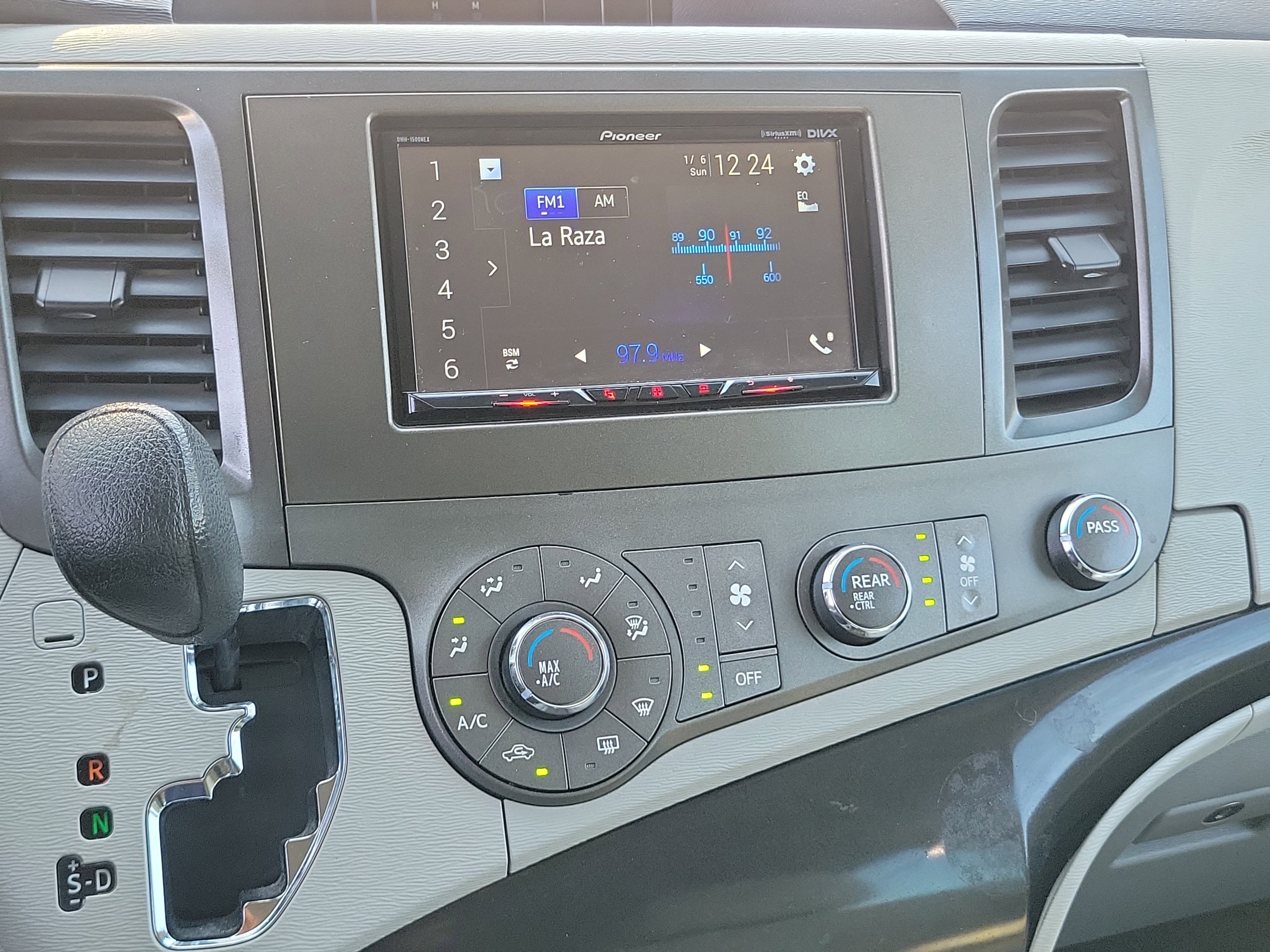 Used 2013 Toyota Sienna L w/ Towing Pkg image 14