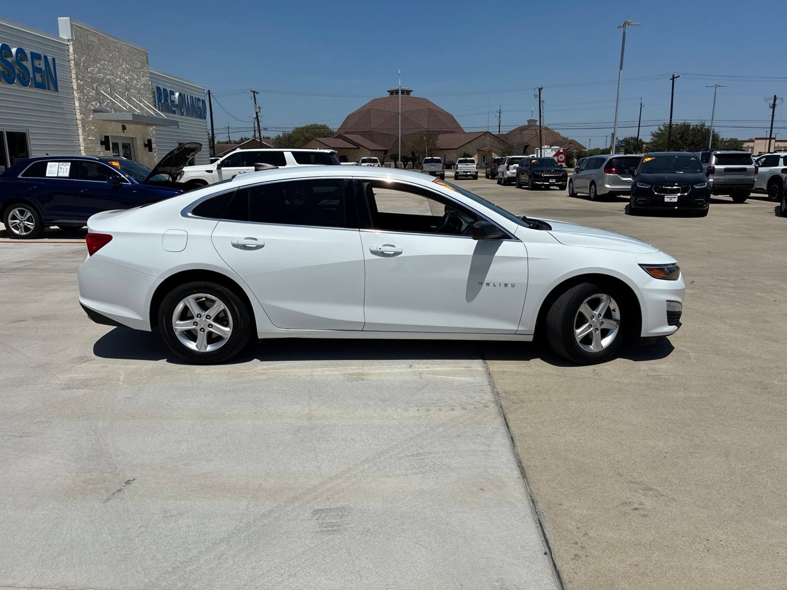 Used 2023 Chevrolet Malibu LS FWD image 2