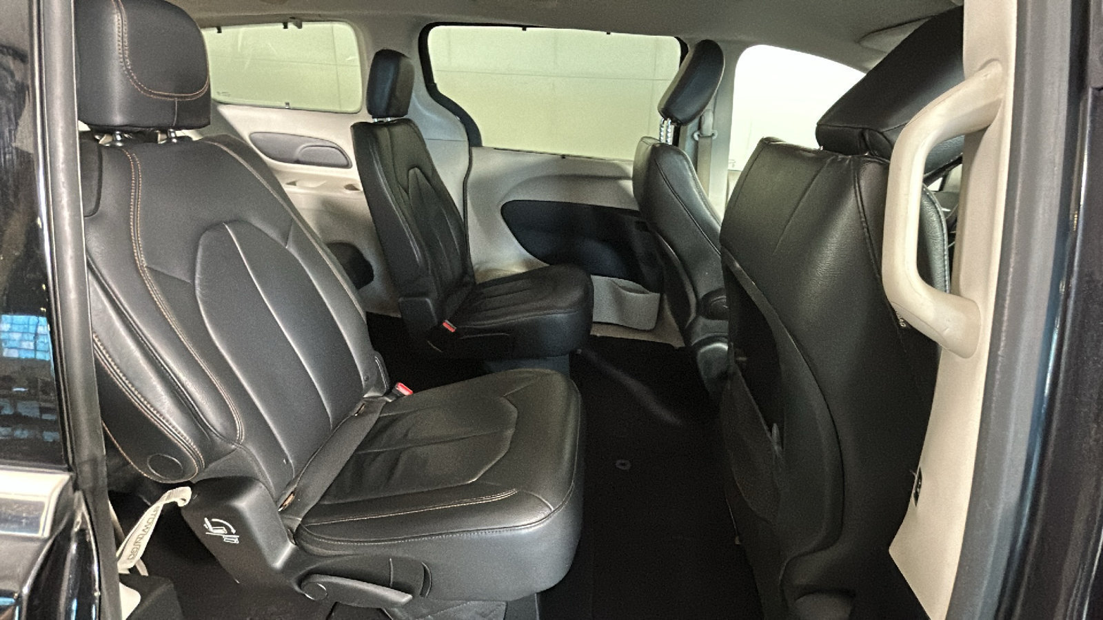 Used 2017 Chrysler Pacifica Touring-L FWD image 35