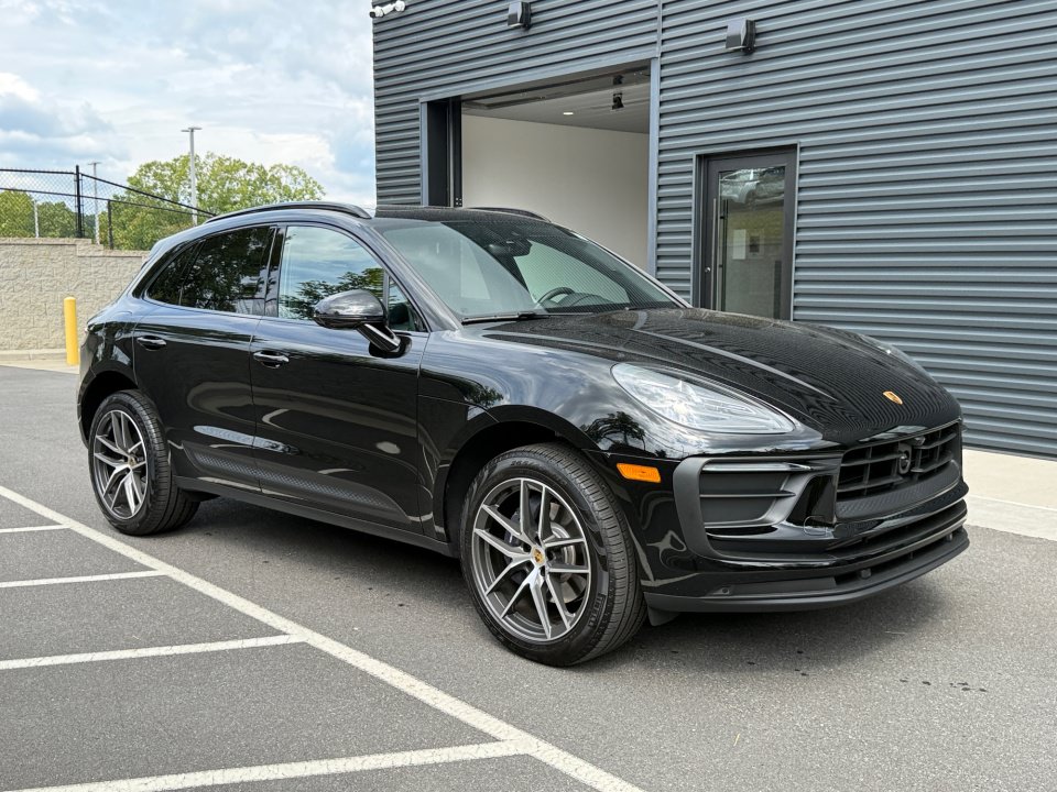 Certified 2026 Porsche Macan AWD/4WD image 9