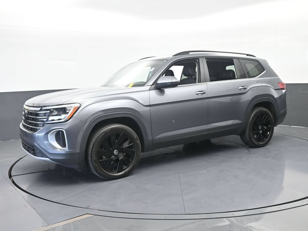 Used 2024 Volkswagen Atlas SE w/ Panoramic Sunroof Package FWD image 2