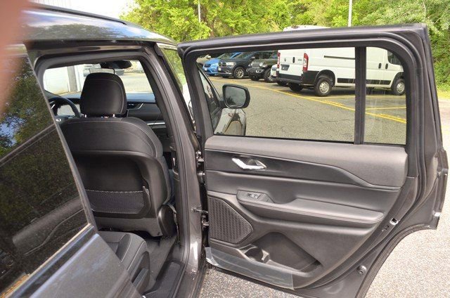 New 2025 Jeep Grand Cherokee L Laredo w/ Luxury Tech Group I image 36