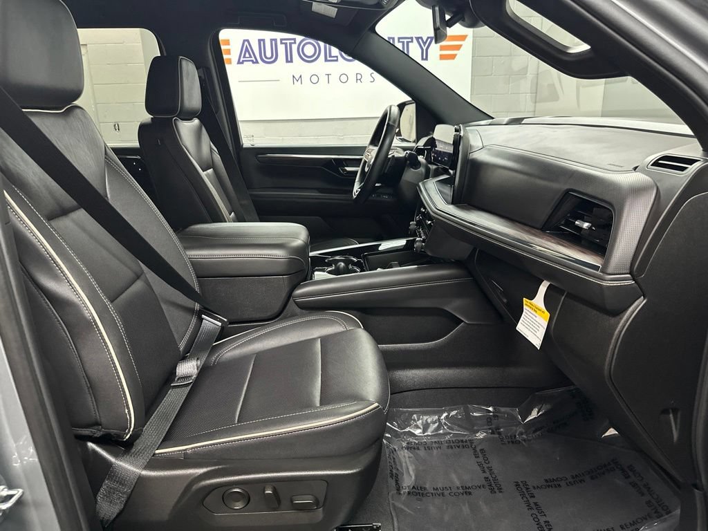 Used 2025 Chevrolet Suburban Premier AWD/4WD image 19