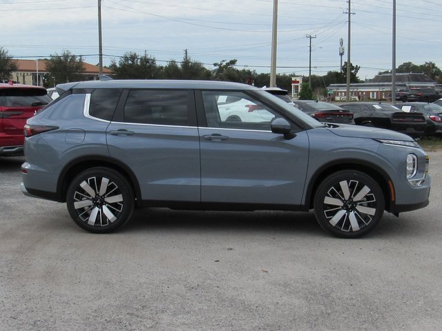 New 2026 Mitsubishi Outlander SE image 2