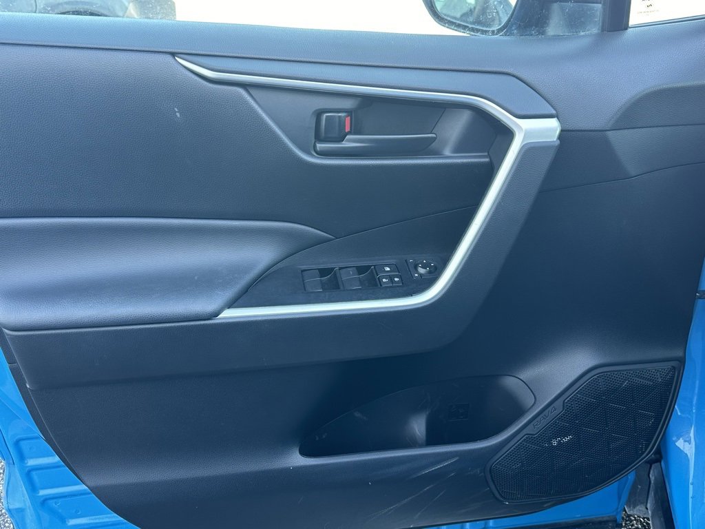 Used 2021 Toyota RAV4 LE image 10