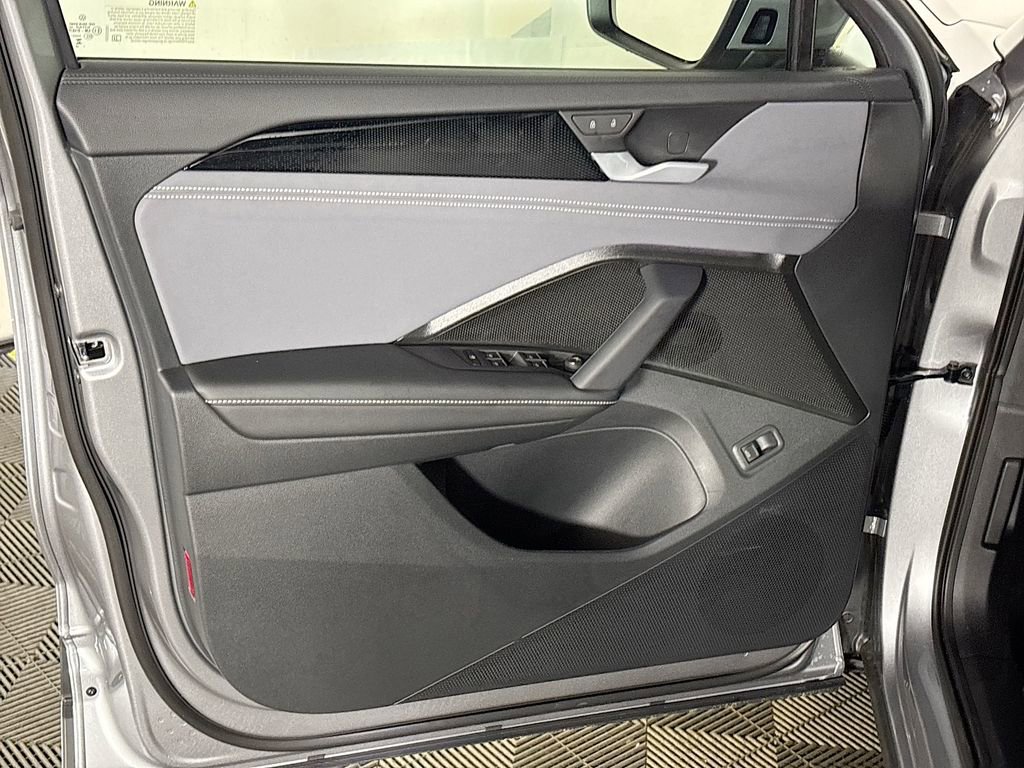 New 2025 Volkswagen Tiguan SE image 10