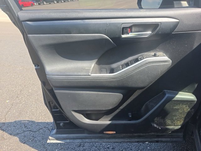 Used 2023 Toyota Highlander XLE AWD/4WD image 16