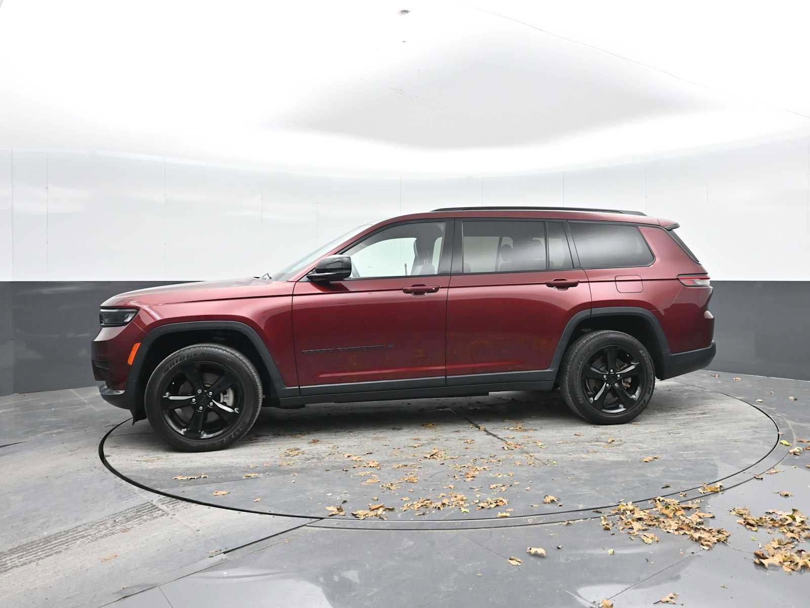 Used 2021 Jeep Grand Cherokee L Laredo image 4