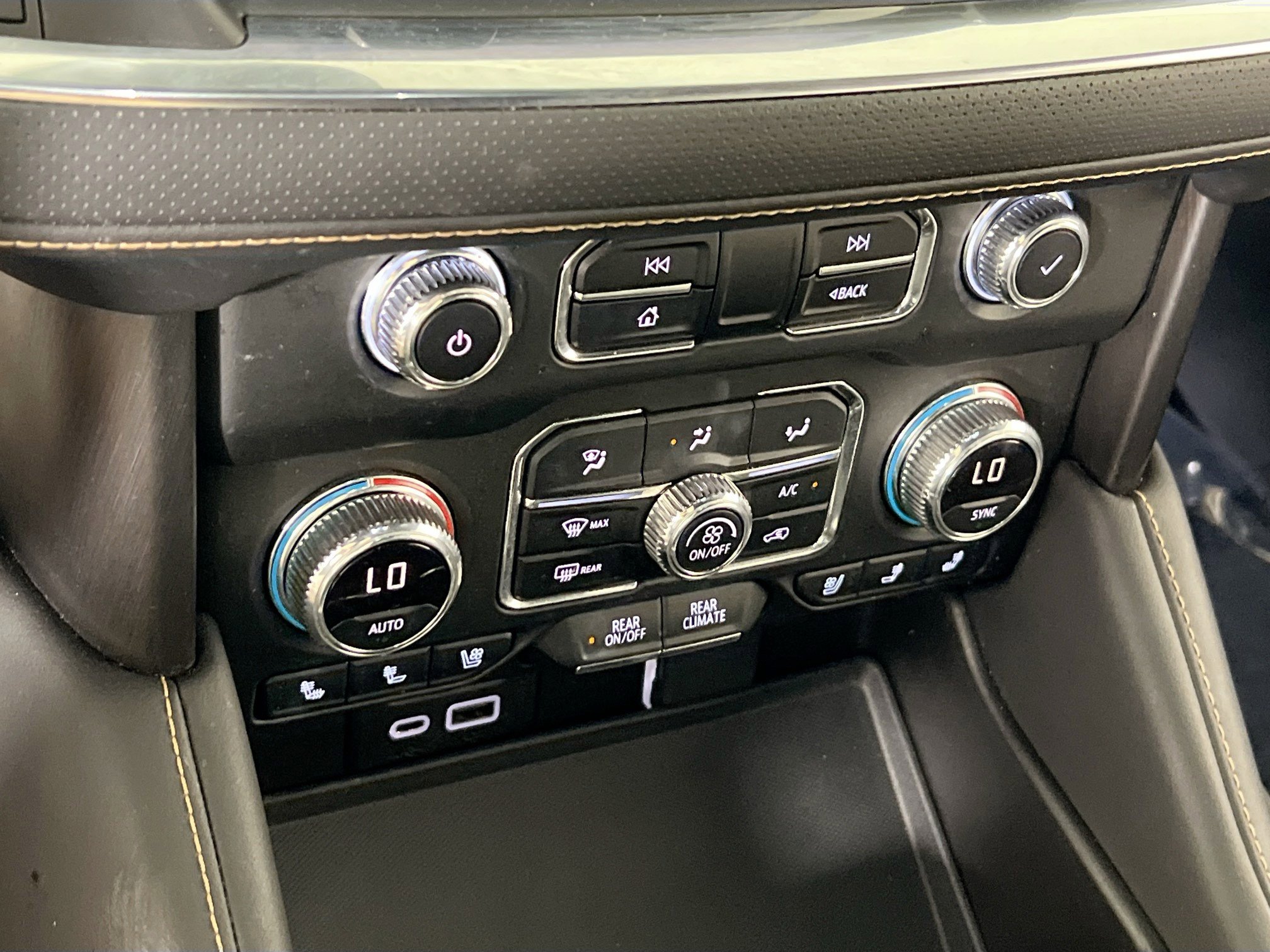 Used 2021 GMC Yukon AT4 w/ AT4 Premium Package AWD/4WD image 16