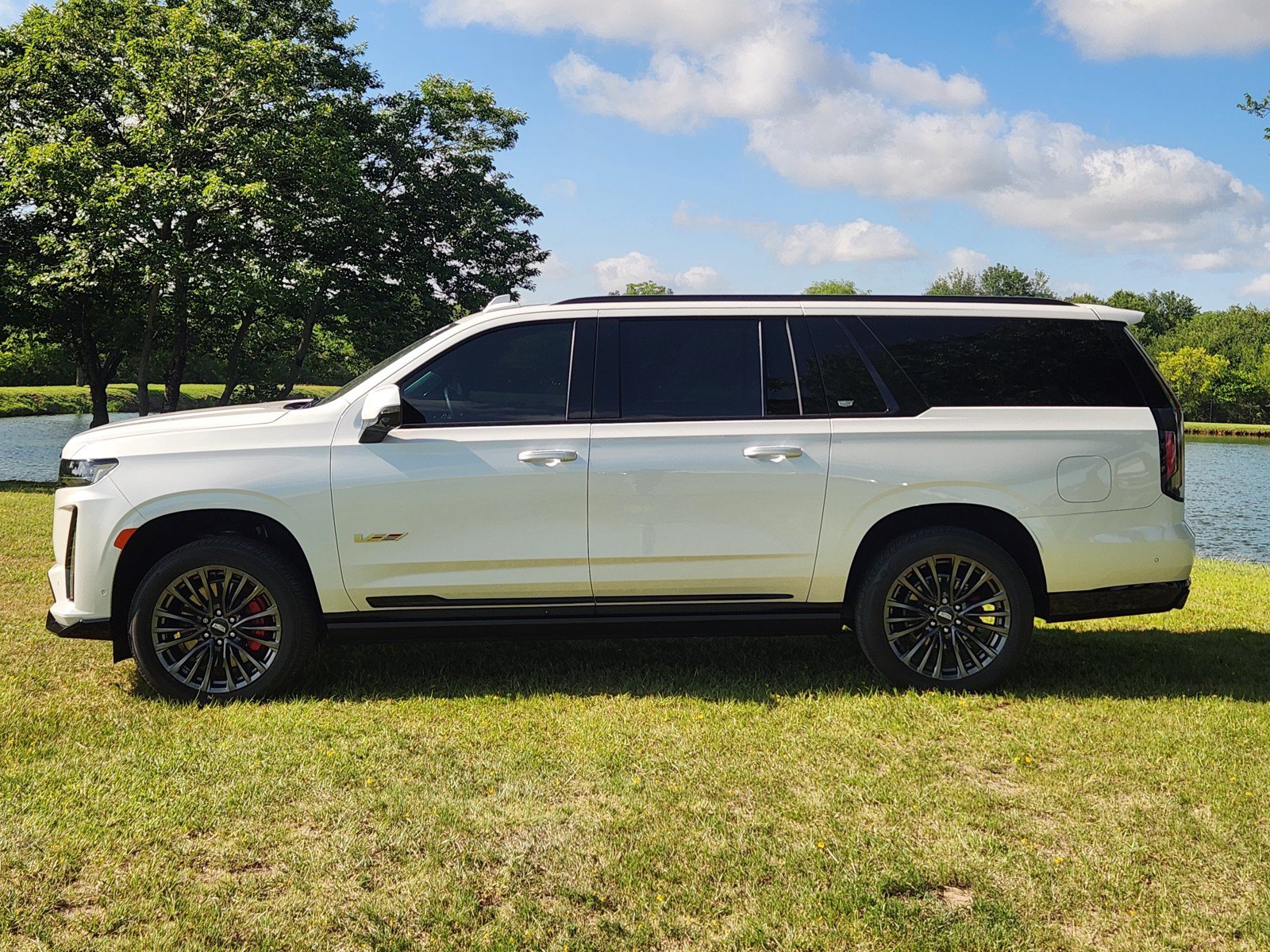 Certified 2023 Cadillac Escalade ESV V AWD/4WD image 3