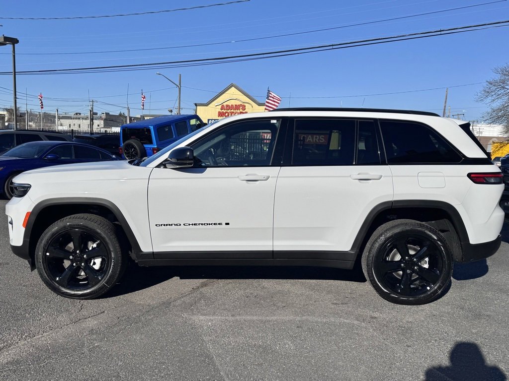 New 2025 Jeep Grand Cherokee Limited w/ Black Appearance Package image 4