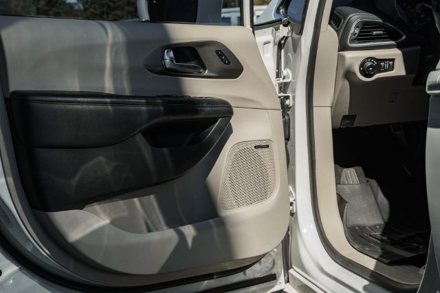 Used 2019 Chrysler Pacifica Limited FWD image 50