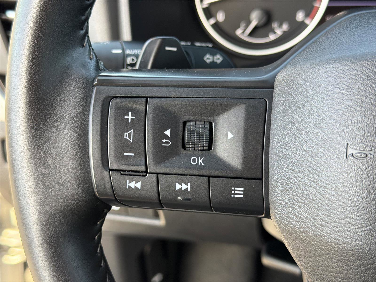 Used 2025 Nissan Rogue SV image 24