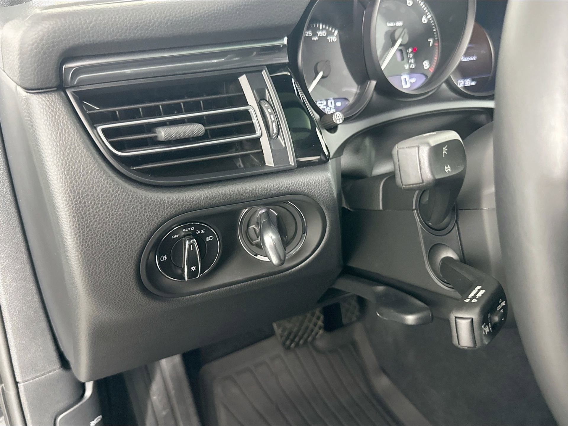 Certified 2025 Porsche Macan image 37