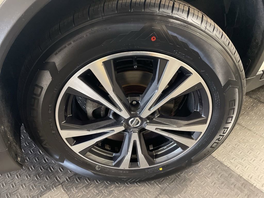 Used 2020 Nissan Rogue SV w/ Premium Package image 4