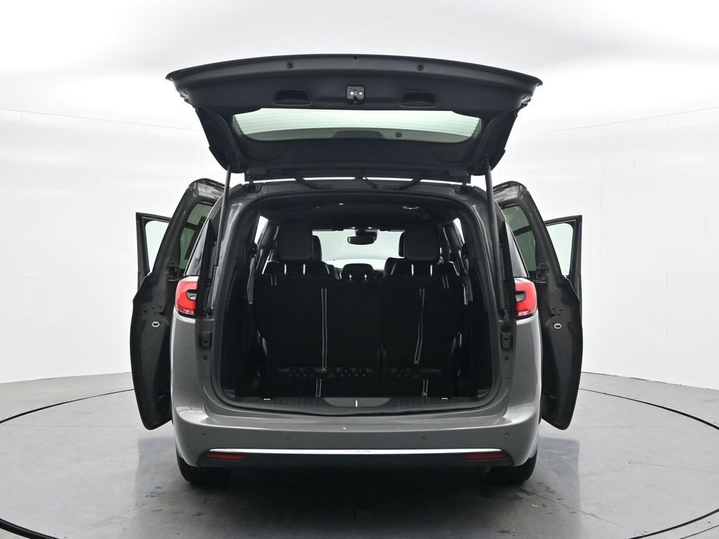 Used 2025 Chrysler Pacifica Select image 42