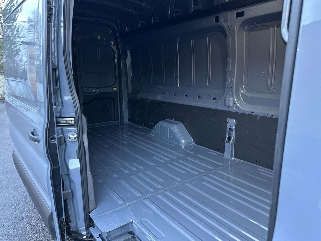 Used 2022 Ford E-Transit 148 High Roof Extended image 27