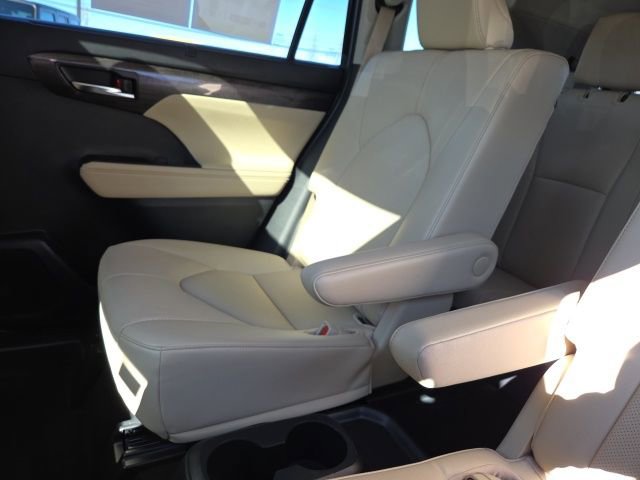 Used 2023 Toyota Highlander Limited image 25