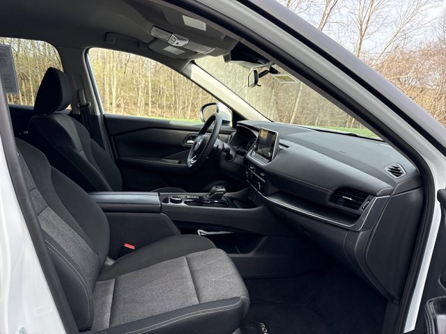 Used 2024 Nissan Rogue SV image 30