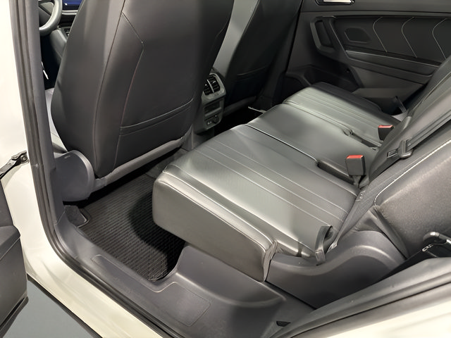 Used 2023 Volkswagen Tiguan SE w/ Panoramic Sunroof Package FWD image 30