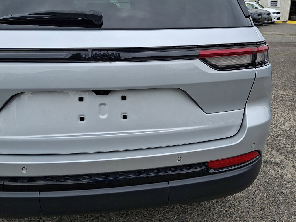 Used 2023 Jeep Grand Cherokee Altitude AWD/4WD image 16
