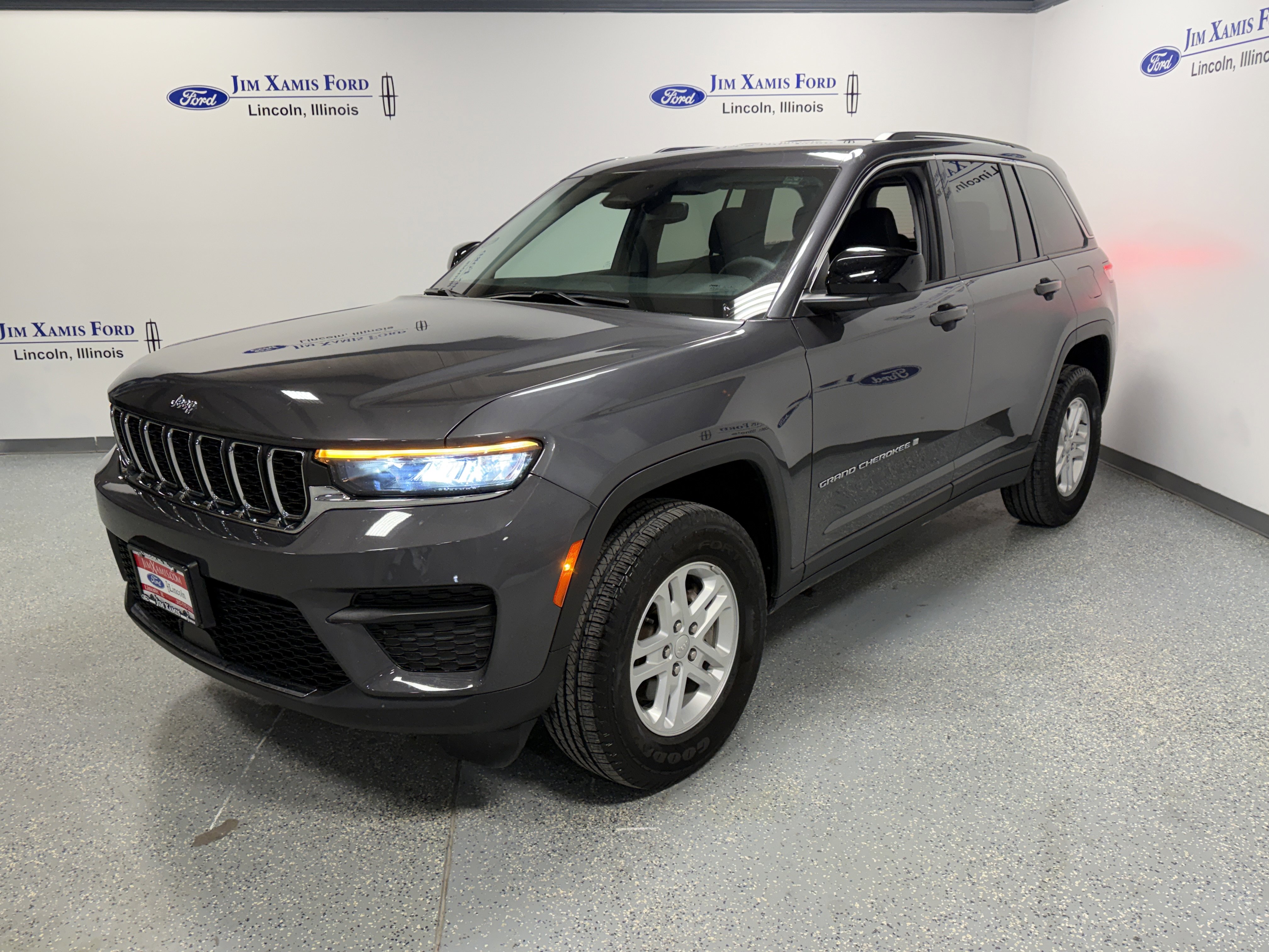 Used 2023 Jeep Grand Cherokee Laredo image 3