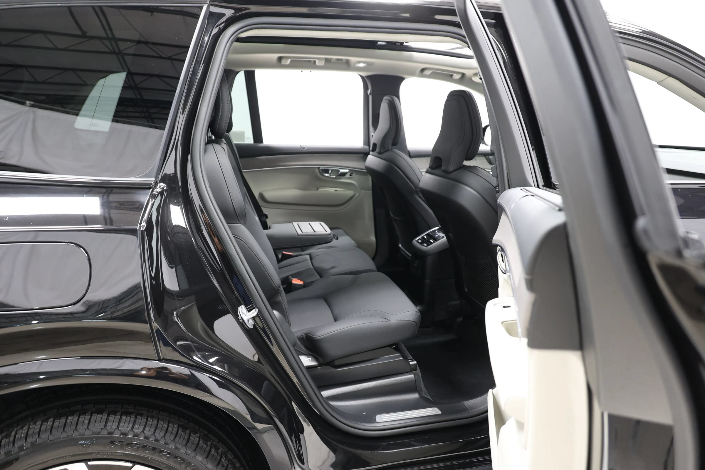 Used 2025 Volvo XC90 T8 Plus w/ Protection Package Premier AWD/4WD image 80