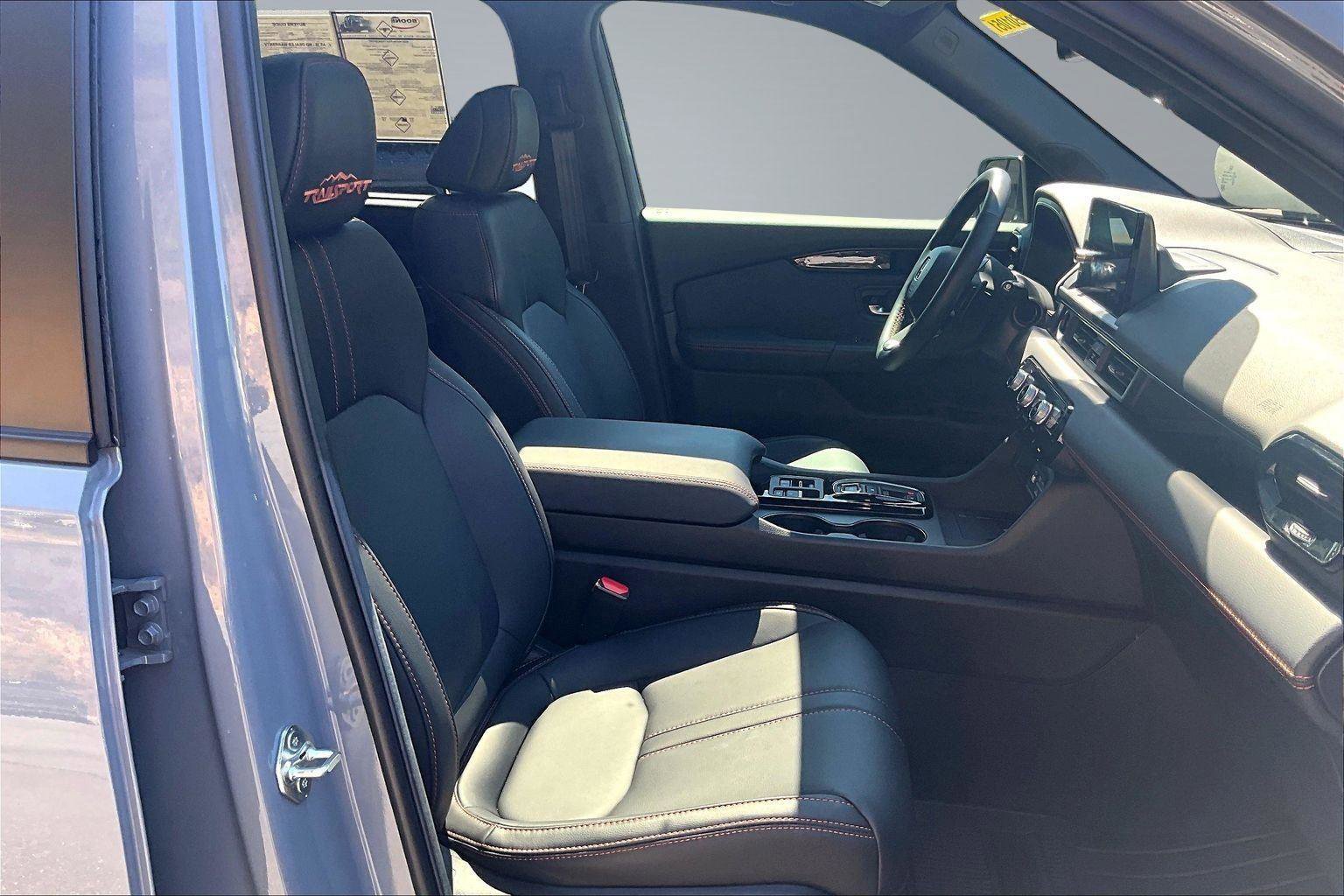 Used 2025 Honda Pilot TrailSport image 8