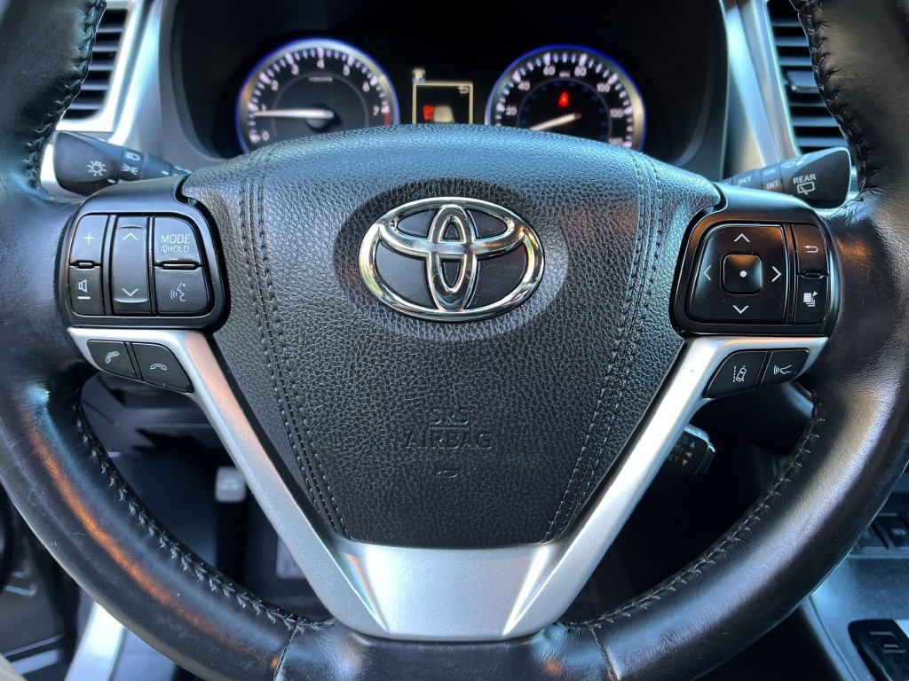 Used 2017 Toyota Highlander XLE w/ Carpet Mat Package AWD/4WD image 14