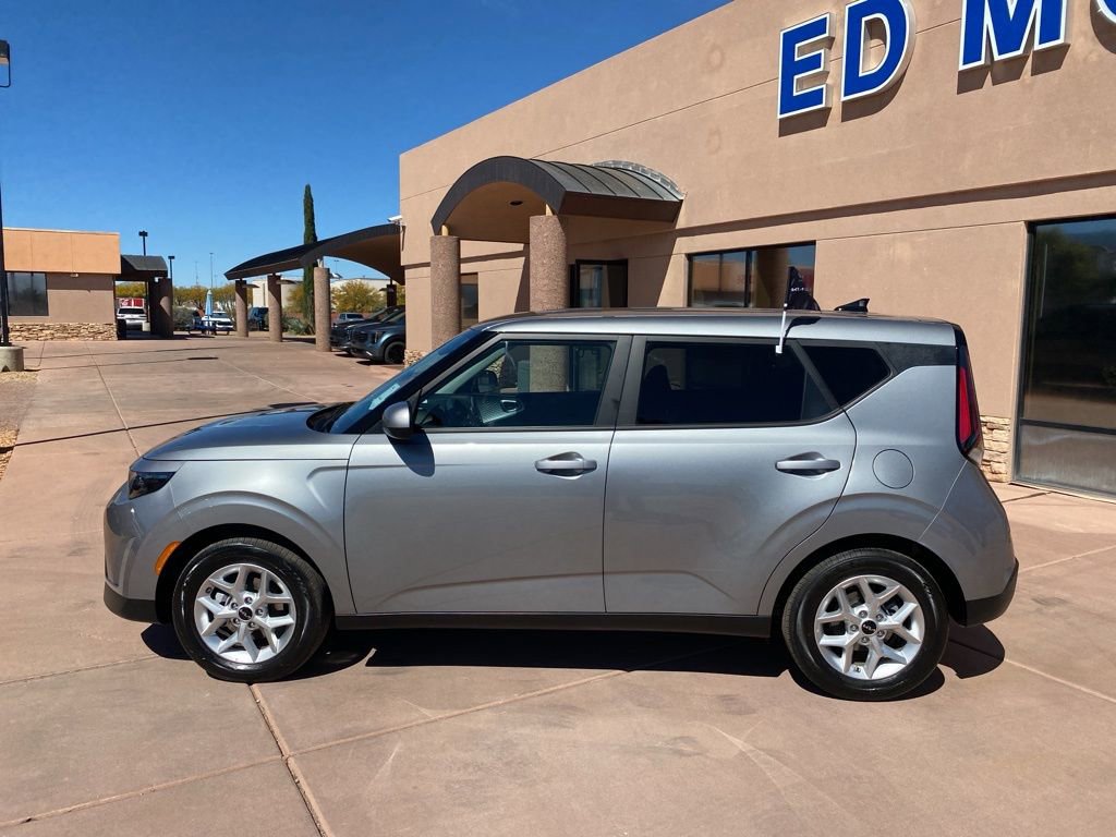 Certified 2025 Kia Soul LX image 4
