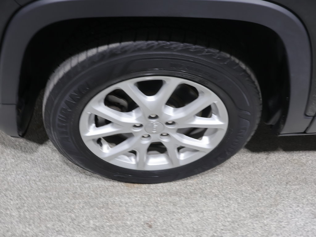 Used 2018 Jeep Cherokee Latitude w/ Cold Weather Group FWD image 9