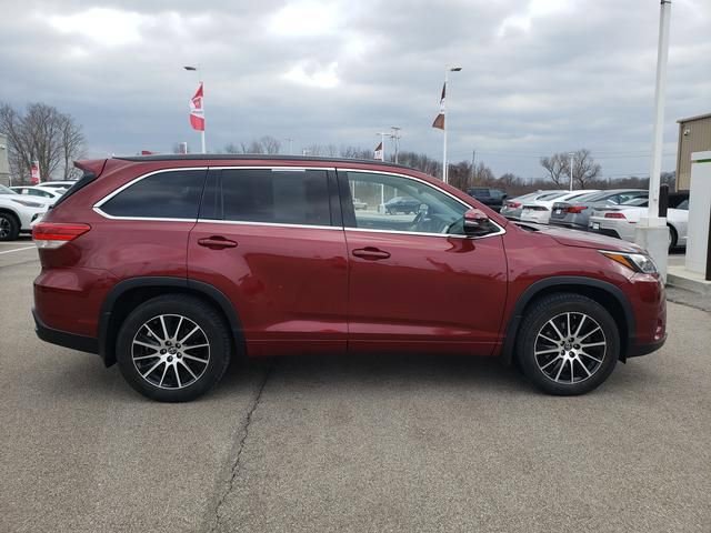 Used 2018 Toyota Highlander SE image 4