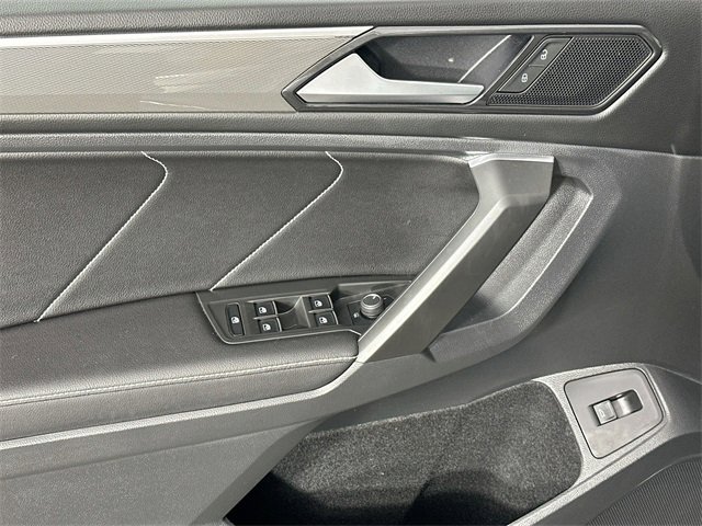 Used 2022 Volkswagen Tiguan SE R-Line image 25